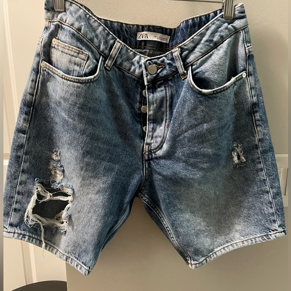 Zara graphic jean shorts size 31